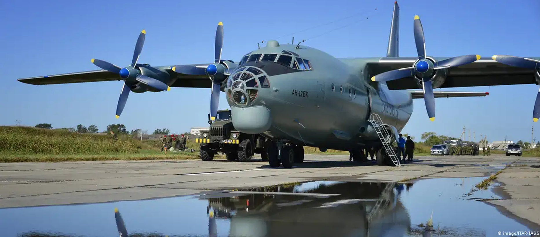 Январь ан. АН-12 транспортный самолёт. АН 12 ВВС России. АН 12 грузовой самолет.