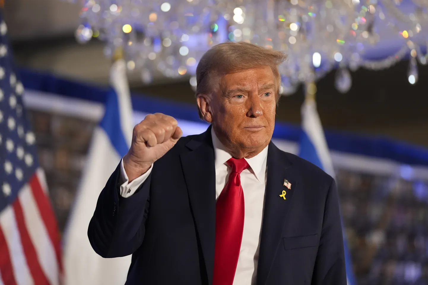 USA vabariiklaste presidendikandidaat Donald Trump žestikuleerimas 7. oktoobril 2024 Floridas Miamis pärast kõnet sündmusel, millega meenutati neid iisraellasi, kellest said aasta tagasi terrorirühmituse Hamas ohvrid