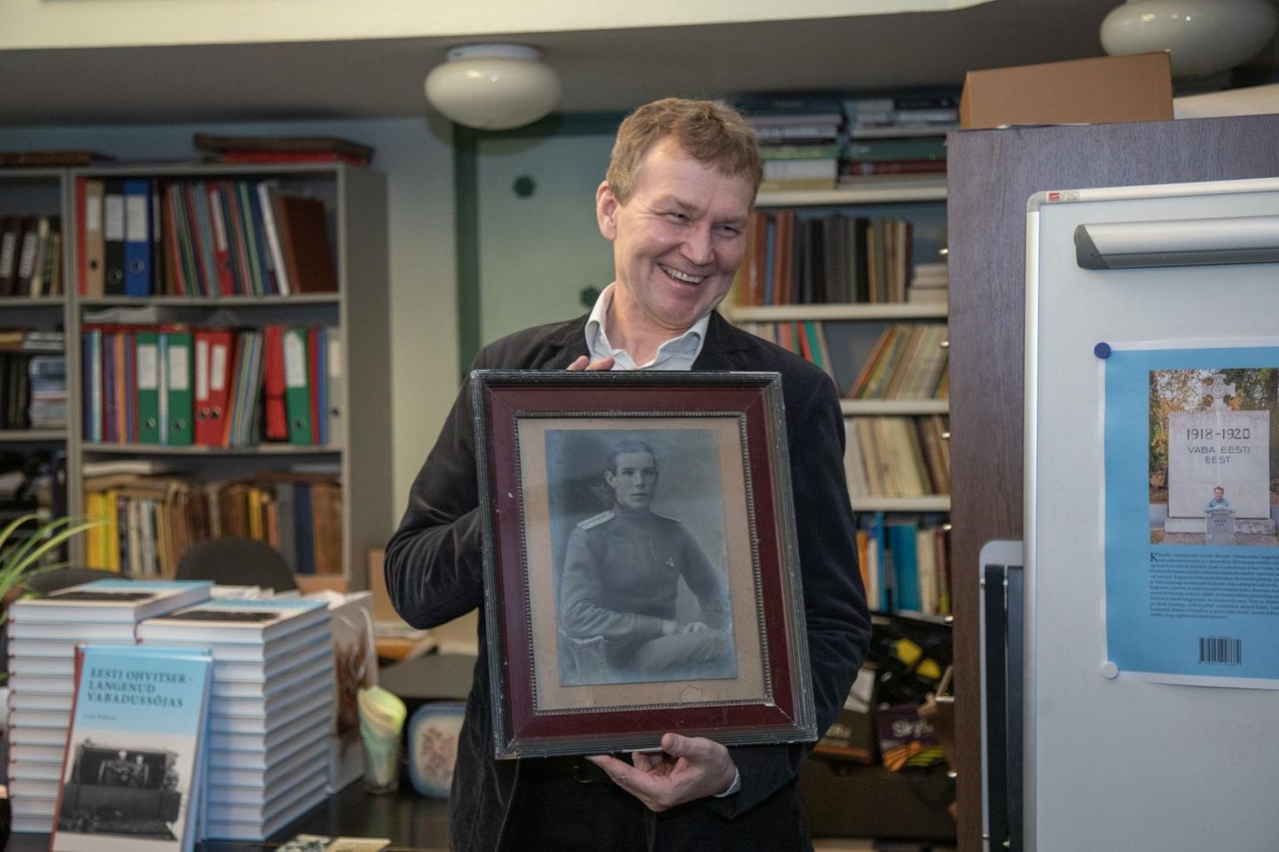 Jaak Pihlak esitles oma raamatut «Eesti ohvitser — langenud Vabadussõjas» Viljandi muuseumi lugemissaalis.