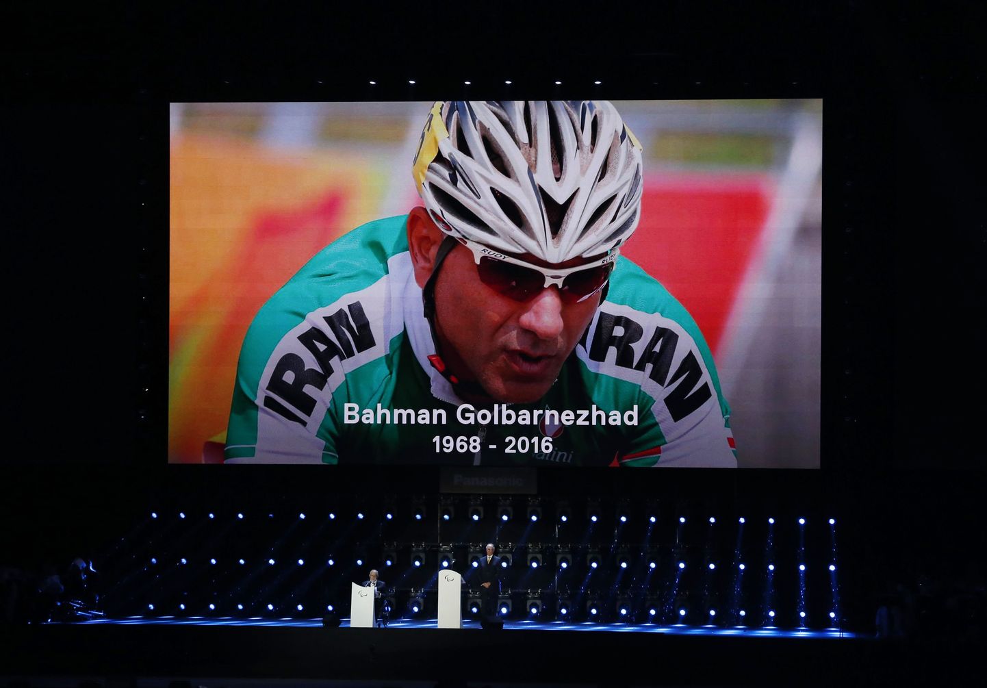 Иранский велогонщик Бахман Голбарнежад умер после аварии на шоссейной гонке на Паралимпийских играх в Рио-де-Жанейро.