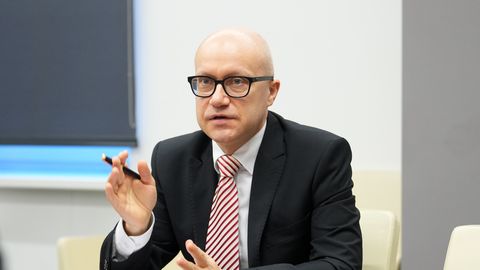 Državna kontrola pozvala parlament k zamrznitvi plač vodstva