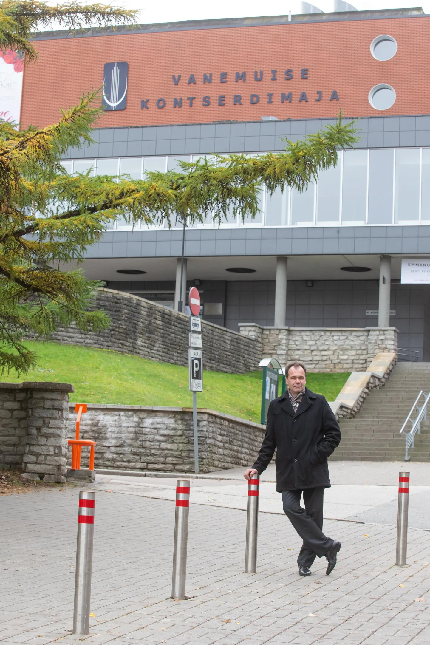 Vanemuise kontserdimaja juht Kulvo Tamra on töötanud selles majas 20 aastat. Alguses oli ta asedirektor ja aastast 2003 direktor ehk nüüdse ametinimetusega juht.