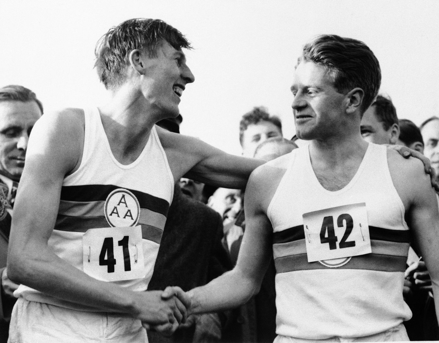 Christopher Chataway (paremal) pärast seda, kuid ta oli aidanud kaasmaalasel Roger Bannisteril viia 1954. aastal miilijooksu maailmarekordi alla nelja minuti piiri.