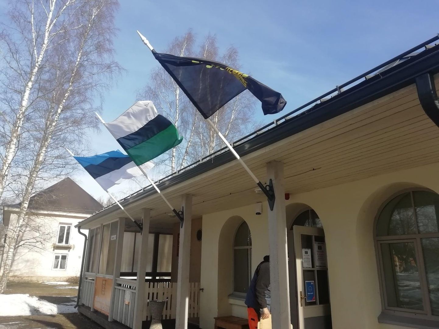 Kadrina saunal lehvivad riigi-, valla- ja saunaklubi lipp.