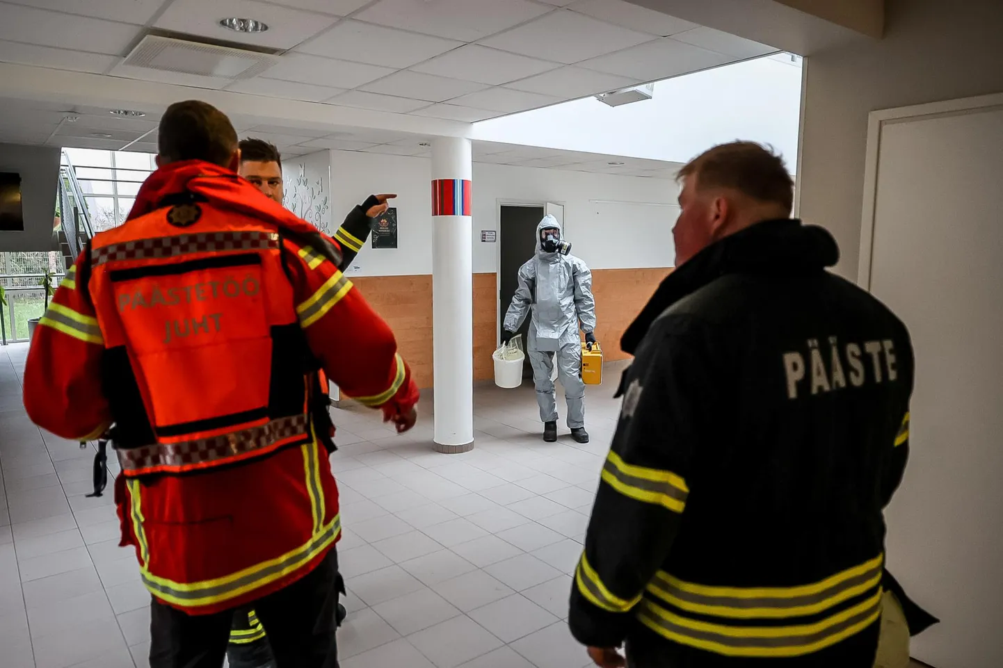 Päästekeskus sai eile teate Harjumaalt Laulasmaa koolist, et seal on keemilise reostuse kahtlus. Selgus, et koolis oli lastud pipragaasi.