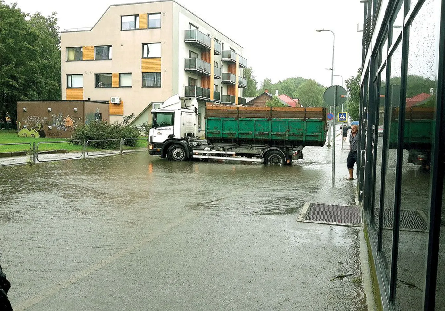 Et möödasõitvad autod panid esmaspäevase saju ajal tänavale kogunenud vee lainetama ning see hakkas fotol paremat kätt jääva Raatuse 83 maja keldrisse voolama, 
otsustasid elanikud liikluse suure veokiga sulgeda.