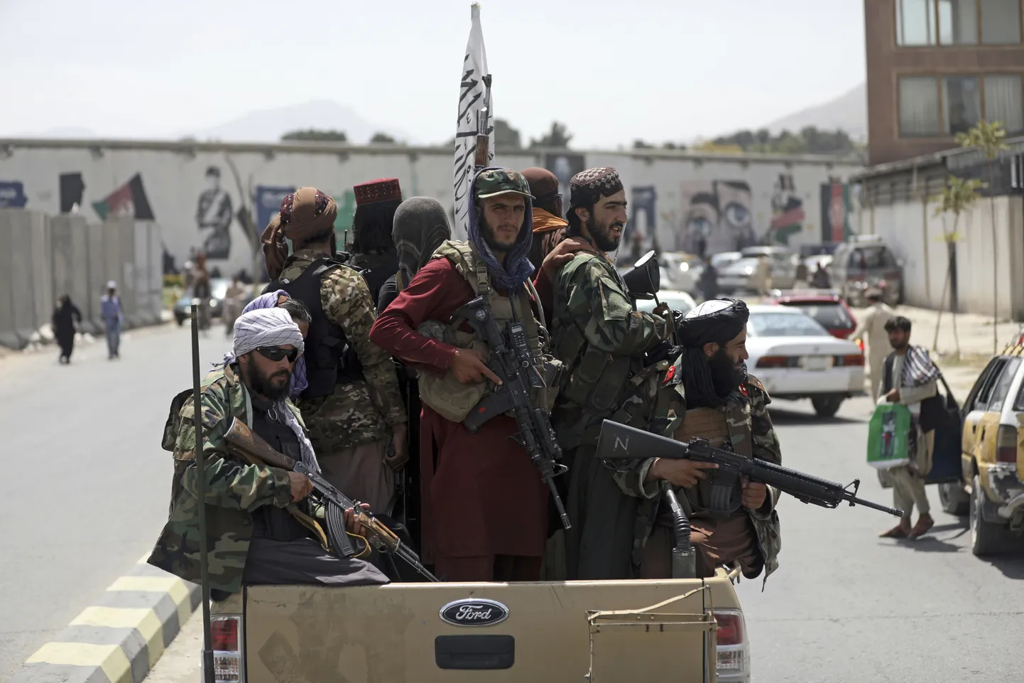 Talibani võitlejad Kabulis patrullimas.