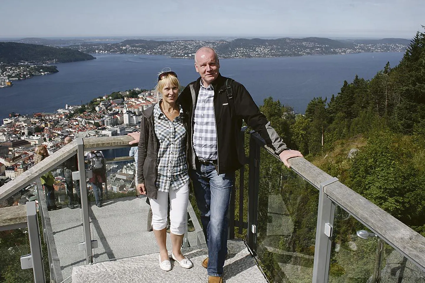 Koos abikaasaga Bergenis 2011.aastal. Linnas, kuhu Leesmendid läheksid alati tagasi.
