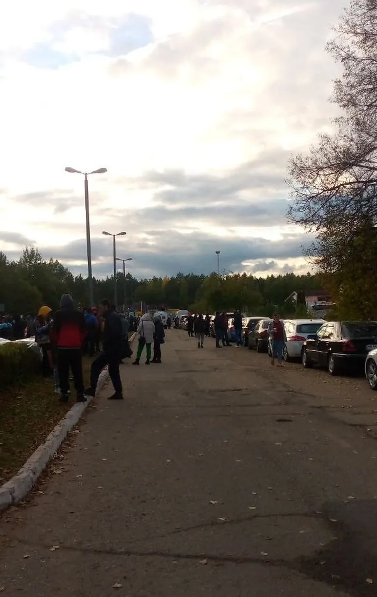Venemaal Koidula piiripunktis ootavad paljud inimesed pääsu Eestisse.