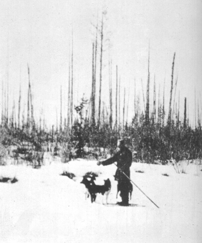 Nõukogude Liidu meteoriidiuurija Leonid Kulik 1920. aastatel Tunguusi katastroofi alal.