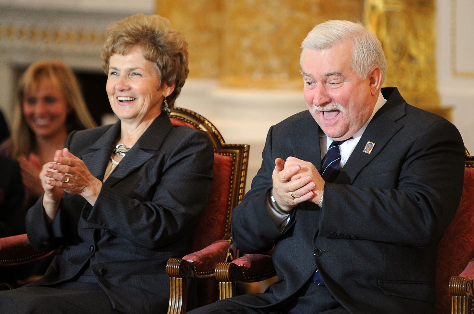 Ilma presidendi vastuvõtu kutseta jäänud Poola endine riigijuht Lech Wałęsa lubas homme ikkagi peole minna, kui ta naisel peaks tekkima soov tantsida. Pildil on Lech Wałęsa koos oma naise Danutaga.
