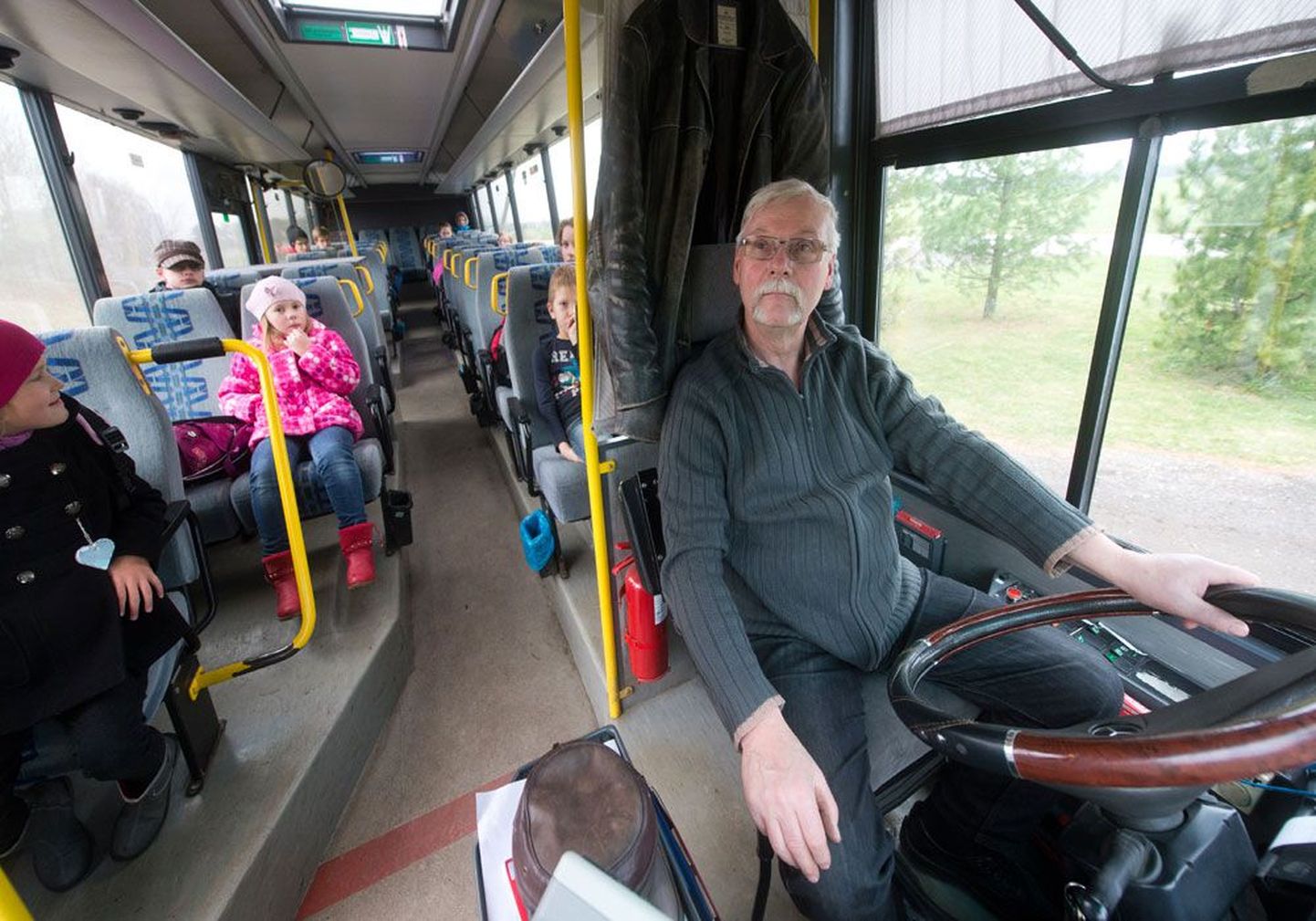 Päevad pole vennad: bussijuht Taivo Haaveli kinnitusel sõitis päev varem samal kellaajal oma veerandsada last, täna on aga bussis vaid kümmekond.