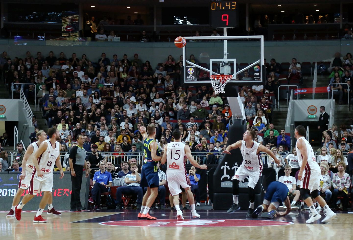 Latvijas basketbola izlase cīņā pret Slovēnijas valstsvienību
