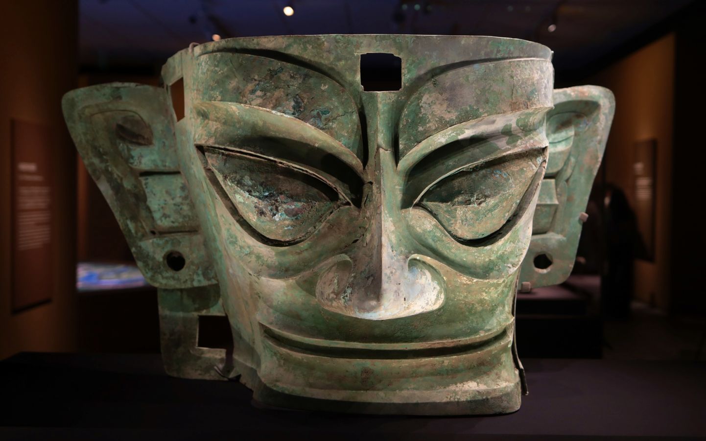 Hiinas Hongkongis saab näha Sanxingdui väljakaevamiskohast leitud iidse ja müstilise Shu kuningriigi esemeid, kaasa arvatud suuri maske.