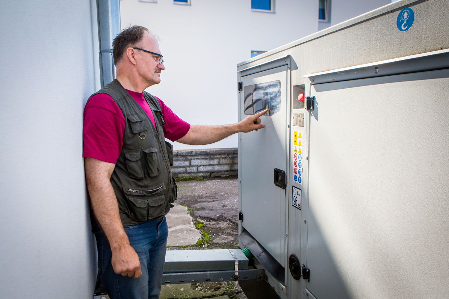 KAITSEVAHEND: Praegu on Kuressaare haiglal elektrikatkestuste ajaks olemas generaator, mida hooldab elektromehaanik Aare Henrikson.