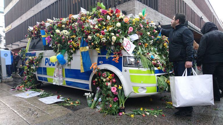 Stockholmi terrorirünnakus hukkunute mälestuseks toodud lilled. Foto: