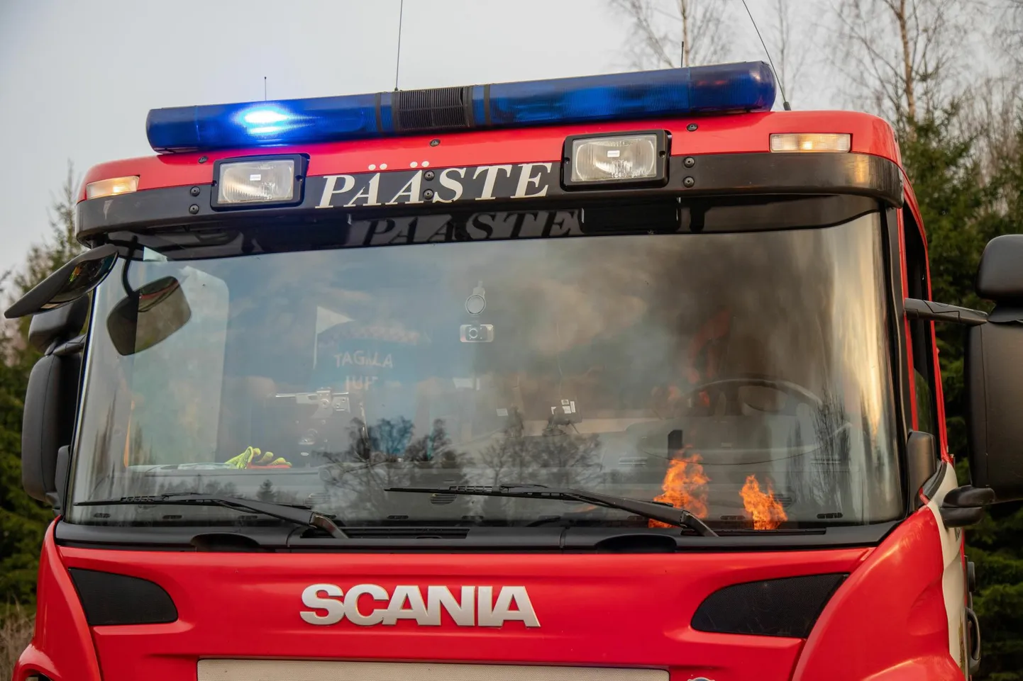 Päästjate saabudes oli rehvist alguse saanud tuli levinud koormas olnud puidule.