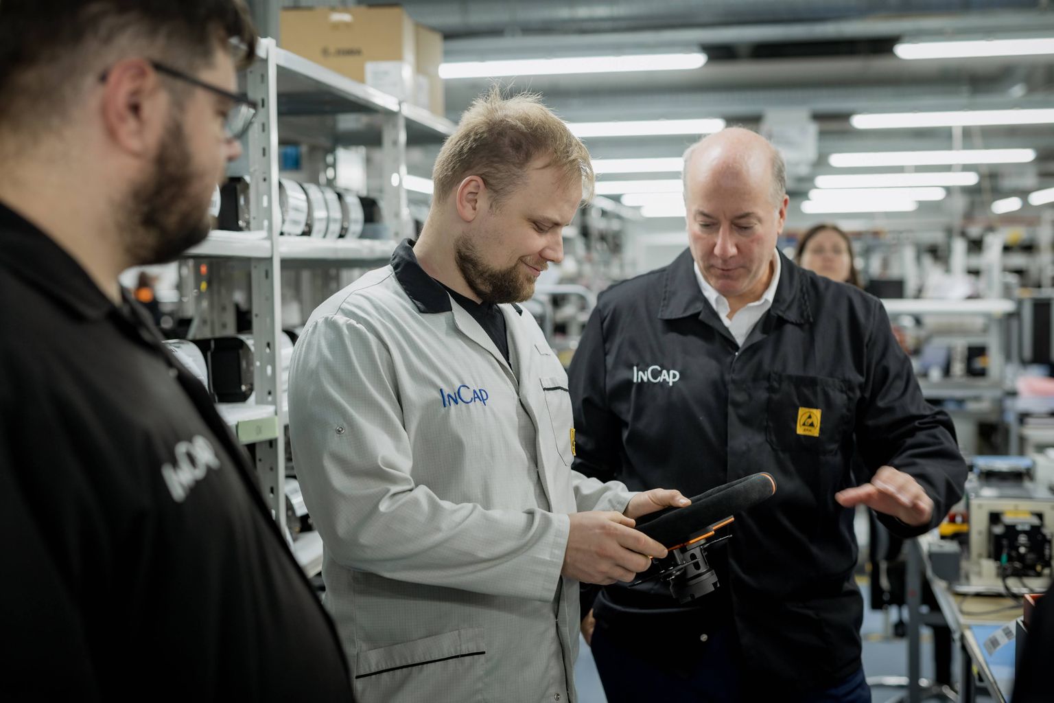 Minister Kristjan Järvan külastuskäigul Incap Estonias. Paremal tehase juht Greg Grace.