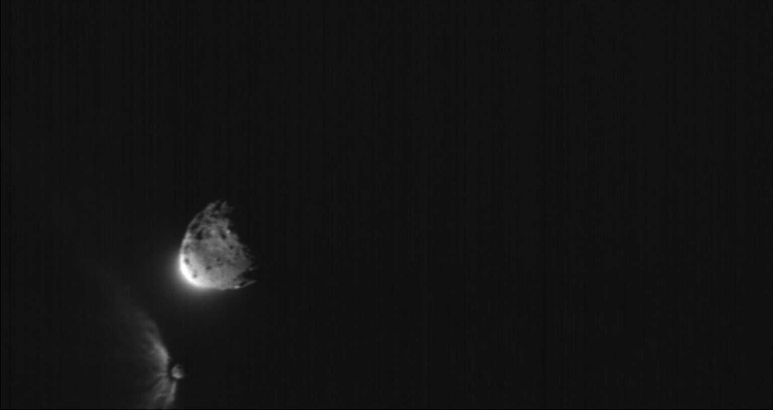 See on satelliidi DART kokkupõrke hetk Dimorphosega, suurem taevakeha on emaasteroid Didymos. Pilti tegi Itaalia kuupsatelliit LICIACube.