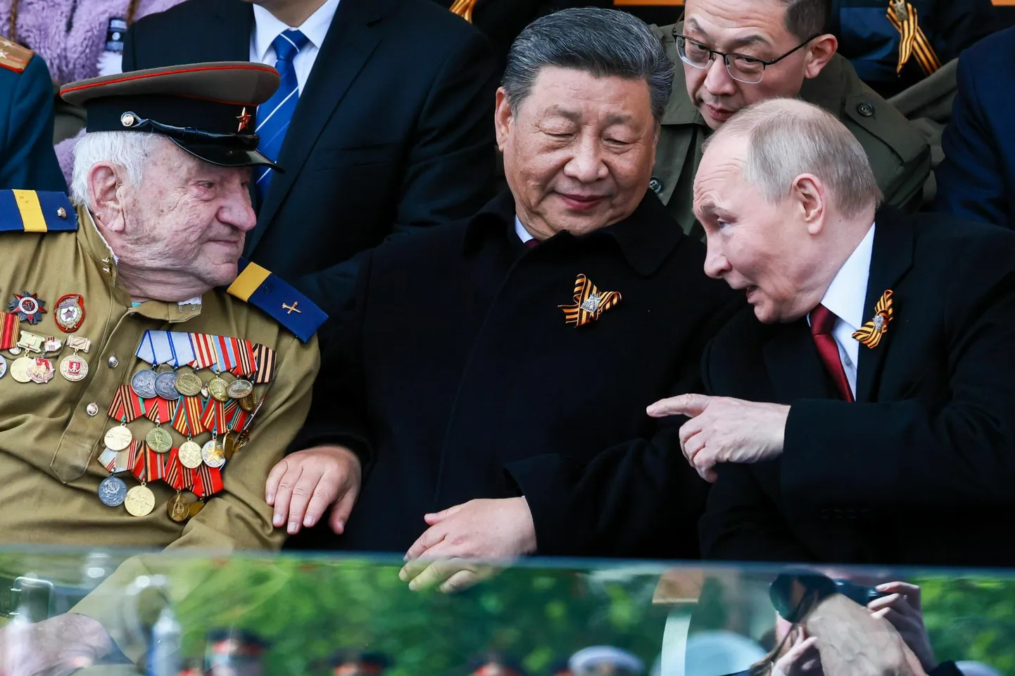 Hiina Rahvavabariigi president Xi Jinping (keskel) koos Vene presidendi Vladimir Putiniga (paremal) 9. mail Moskvas.