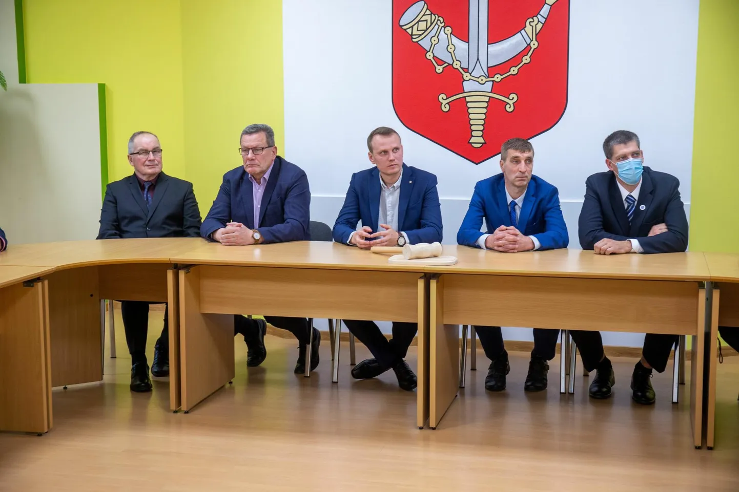 Pärast sügisesi valimisi astus EKRE Põhja-Sakala vallavolikogu koalitsiooni ridadesse. Andrus Keerd on fotol vasakul ning tema erakonnakaaslased Mait Rand ja Margus Ojaste paremal. Nende vahel on Priit Toobal ja Arnold Pastak, kellega Keerdil koostöö jätkub.