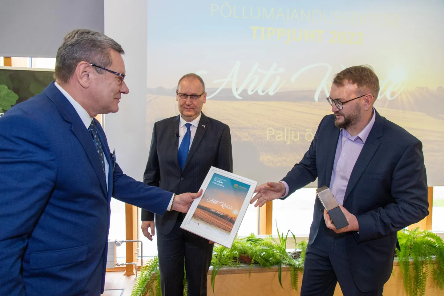 Põllumajandussektori tippjuhi tiitli pälvis Jõgevamaal tegutseva Sadala Agro juhatuse liige Ahti Kalde (paremal). Teda olid tunnustamas Olustvere koolijuht Arnold Pastak (vasakul) ja maaeluminister Urmas Kruuse.