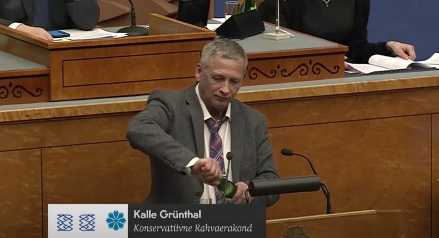 Kalle Grünthal kakleb veepudeliga.
