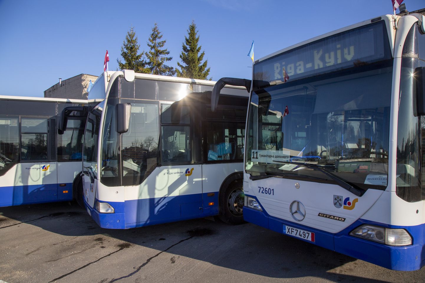 SIA "Rīgas satiksme" dāvinātie autobusi, kas piepildīti ar Rīgas iedzīvotāju sarūpētu humāno palīdzību pirms došanās uz Kijivu.