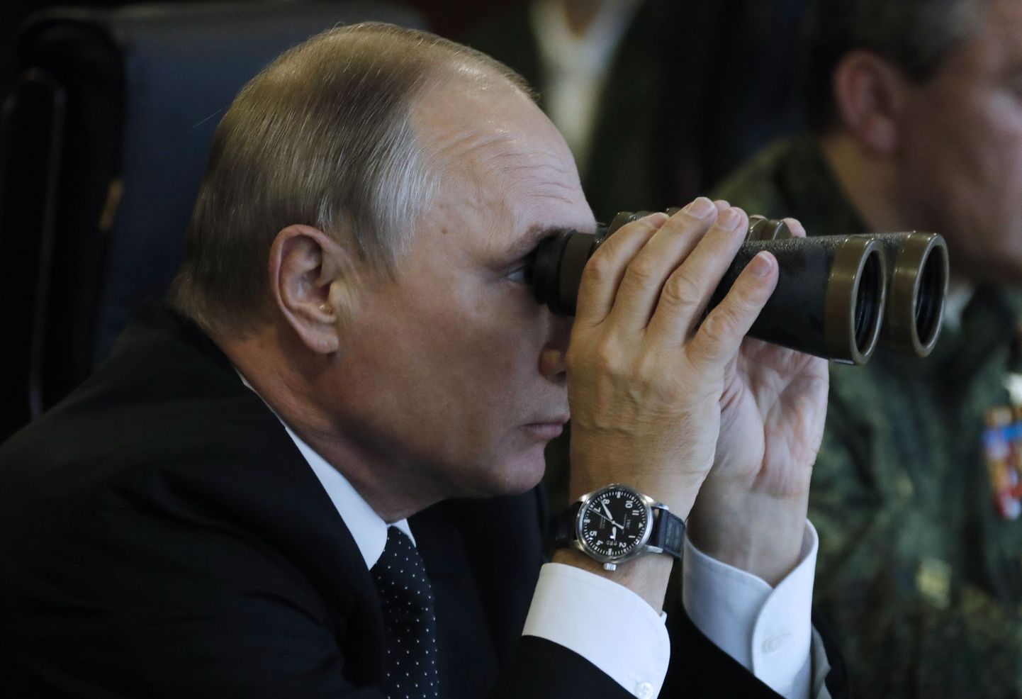 Vladimir Putin Zapadi õppusi jälgimas.