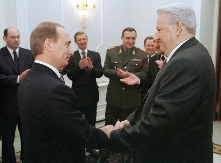Venemaa endine president Boriss Jeltsin (paremal) andmas 31. detsembril 1999 ametit üle praegusele presidendile Vladimir Putinile.