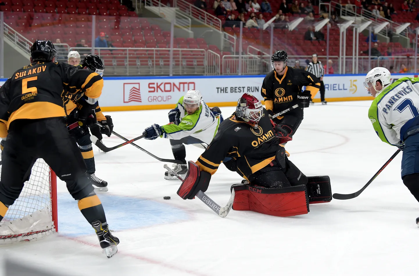 Rīgas "Olimp" hokejisti OHL mačā pret "Mogo" komandu.