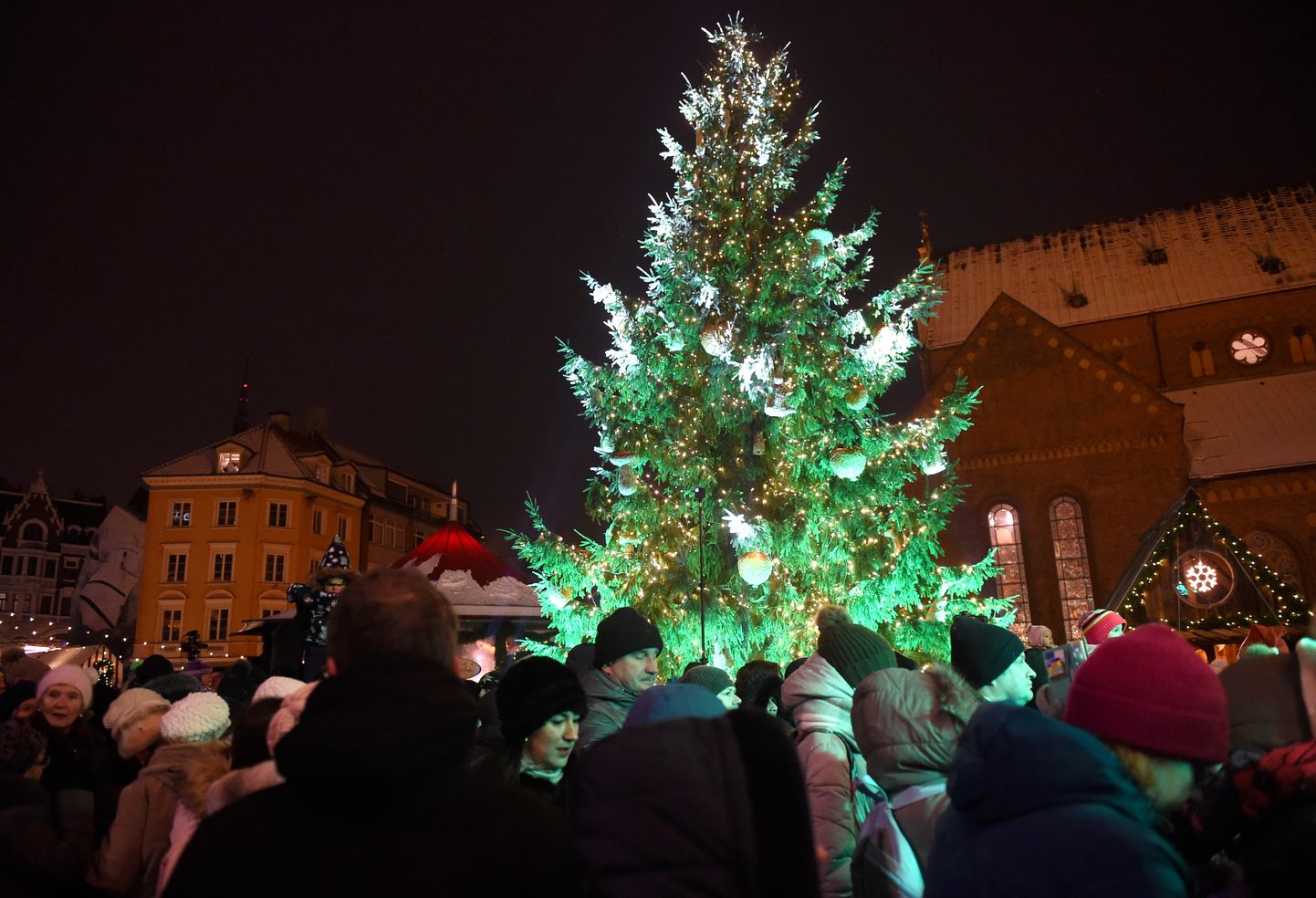 Vecrīgas Ziemassvētku tirdziņā Doma laukumā tiek iedegta Rīgas galvenā Ziemassvētku egle.