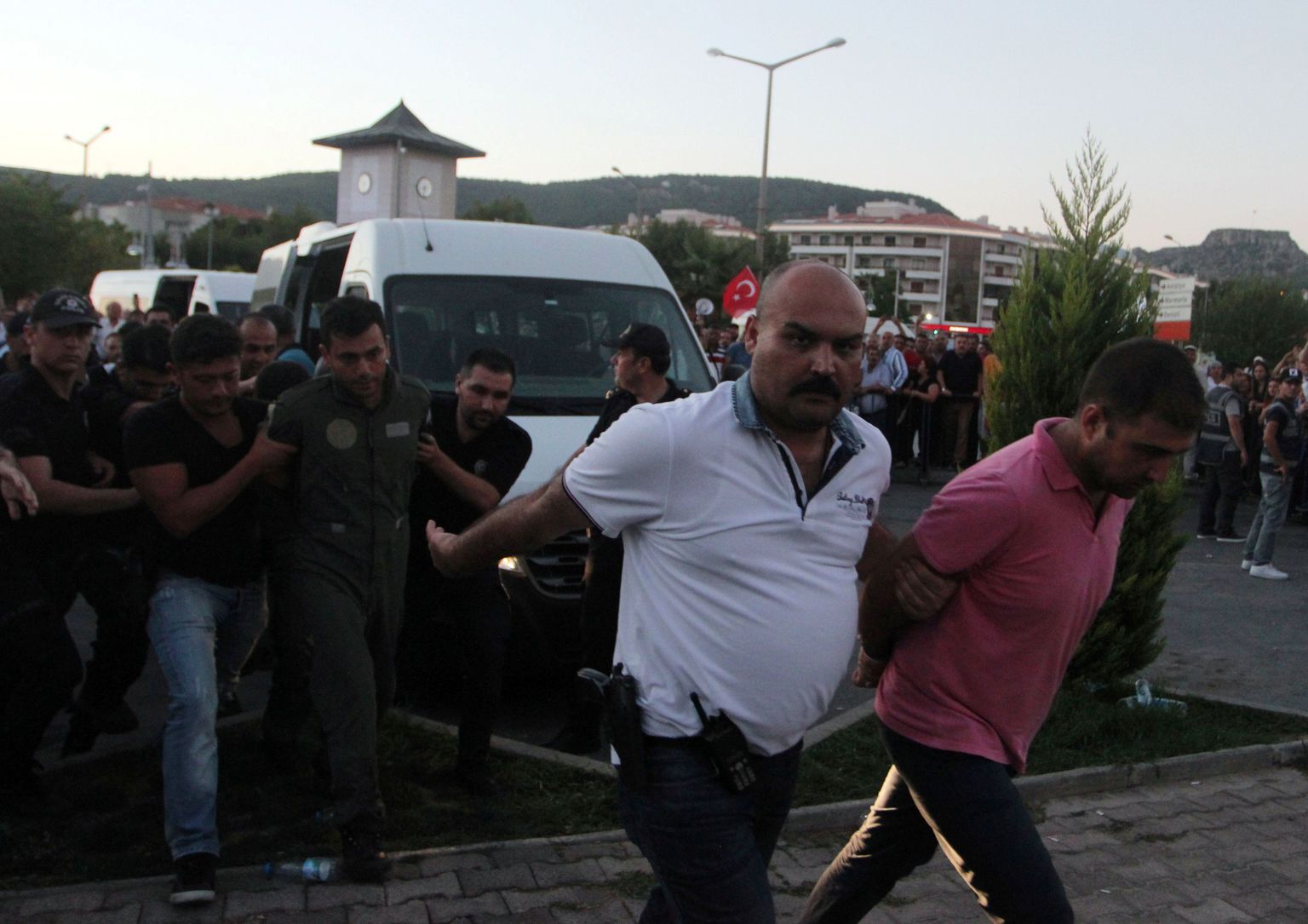 Türgi riigipöördekatses kahtlustatavate sõjaväelaste kinnivõtmine