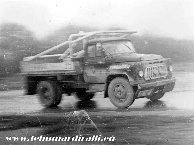 VANAISA RALLIL: Triinu ja Karoliina vanaisa Arvi Tammel luges rallidel veoautos kaarti juba 1960.-1970. aastatel.