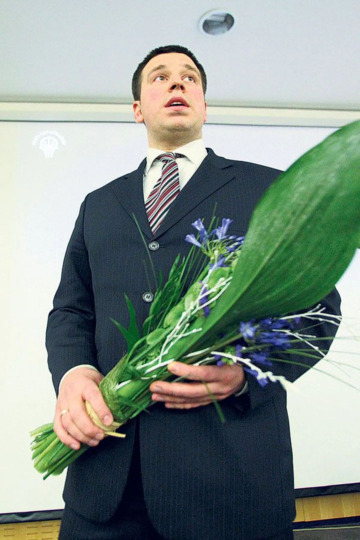 Юри Ратас, избранный в понедельник большинством голосов президентом Эстонского баскетбольного союза, принимал поздравления.