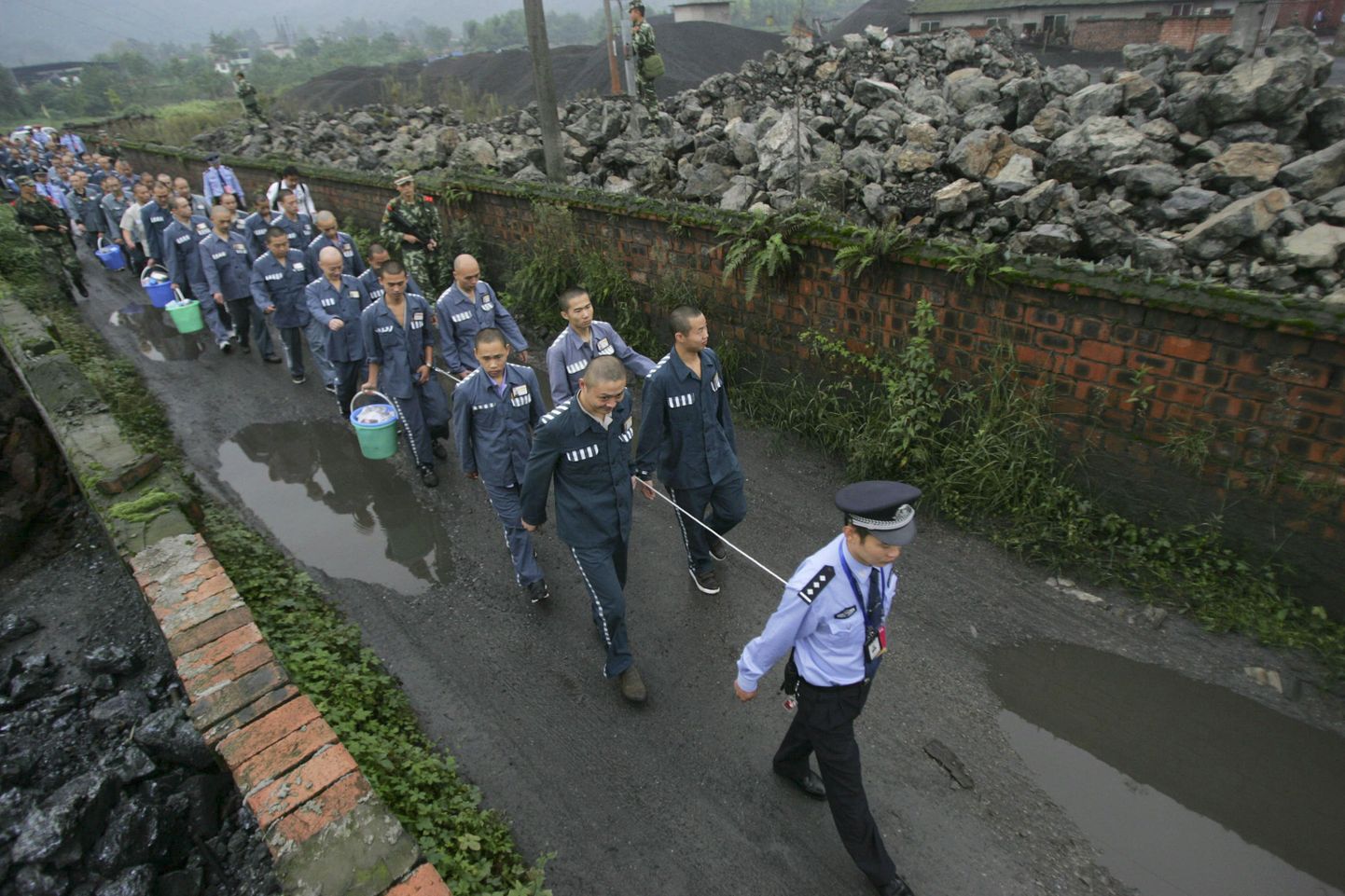 Hiina vangid Sichuani provintsis ühest vanglast teise kõndimas.