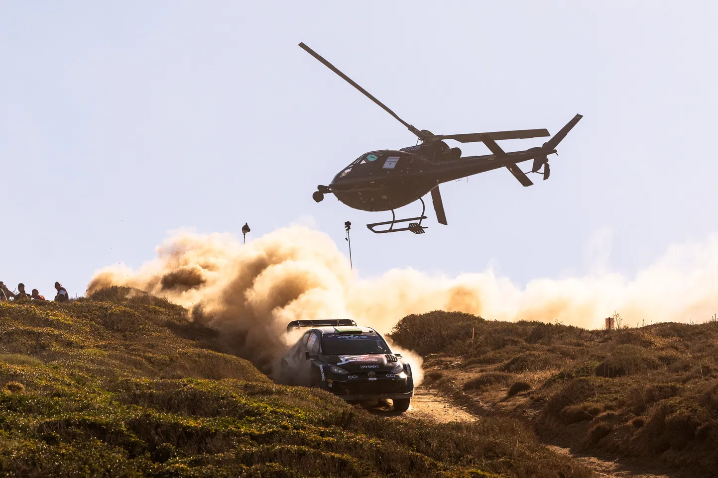 WRC helikopter jälgimas Elfyn Evansi Toyota Yaris Rally1-autot. Aina rohkem tuuakse ralliülekannetesse sisse aga kaameratega varustatud droone ja Kanaari saarte rallil astutakse sellega veel samm edasi.