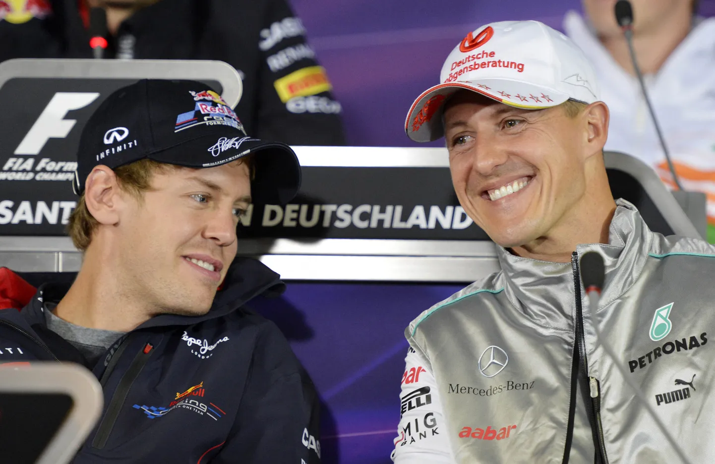 Sebastjans Fetels un Mihaēls Šūmahers preses konferencē pirms 2012.gada Vācijas GP izcīņas Hokenhaimringā