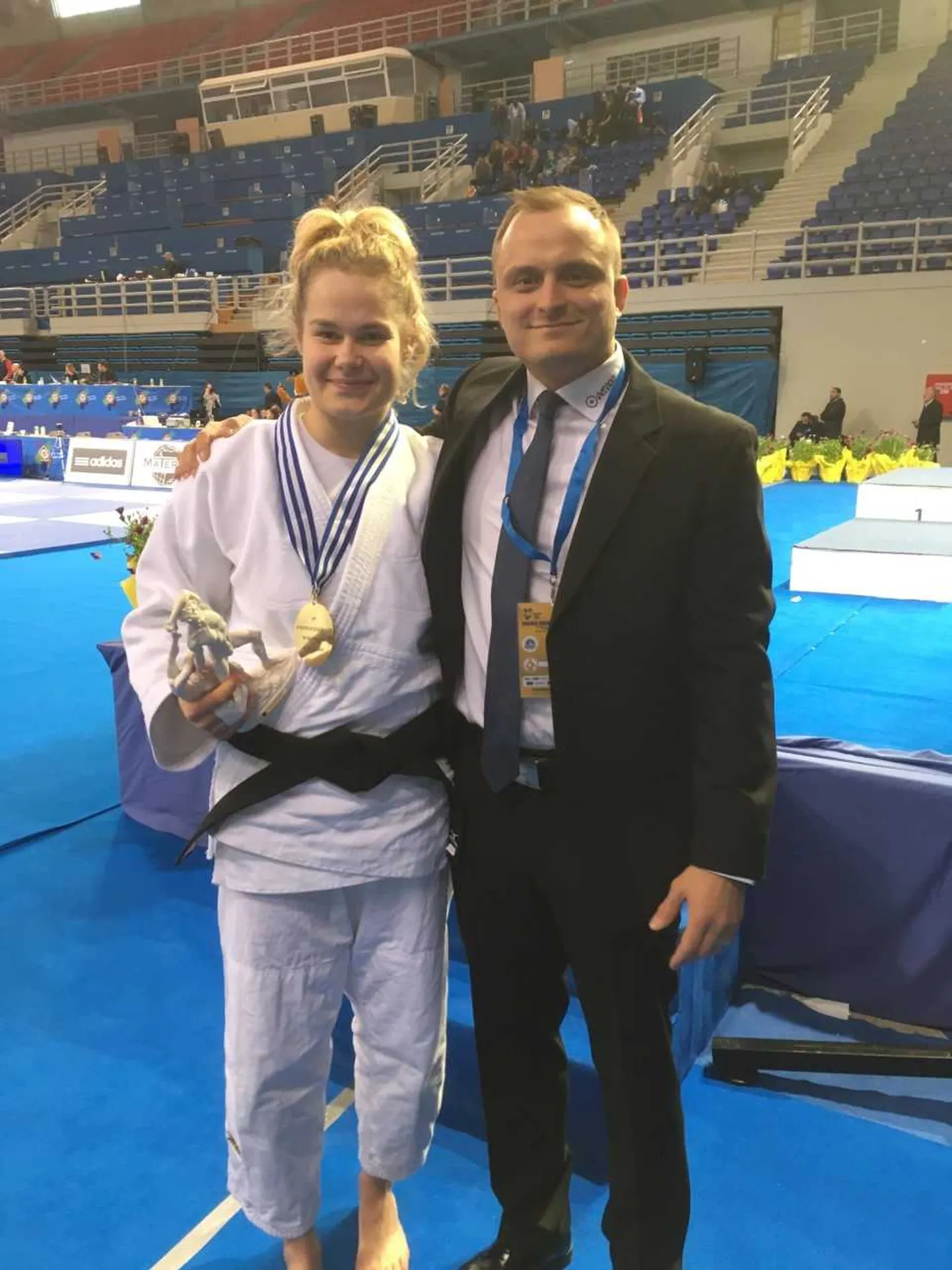 Annika Karilaid (vasakul) ja treener Glen Viks.
