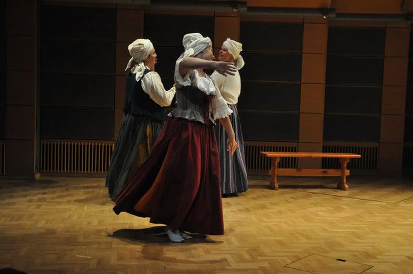 Eila Hartikainen, Maari Kallberg ja Anneli Kont-Rahtola 'Laulukapmnehes'.