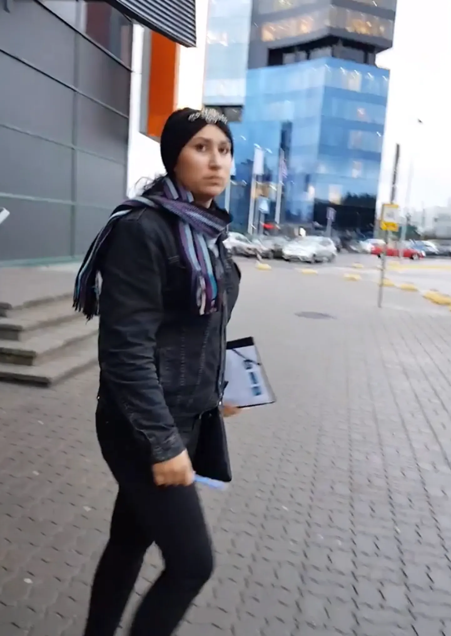 Mustlane inimestelt raha välja petmas