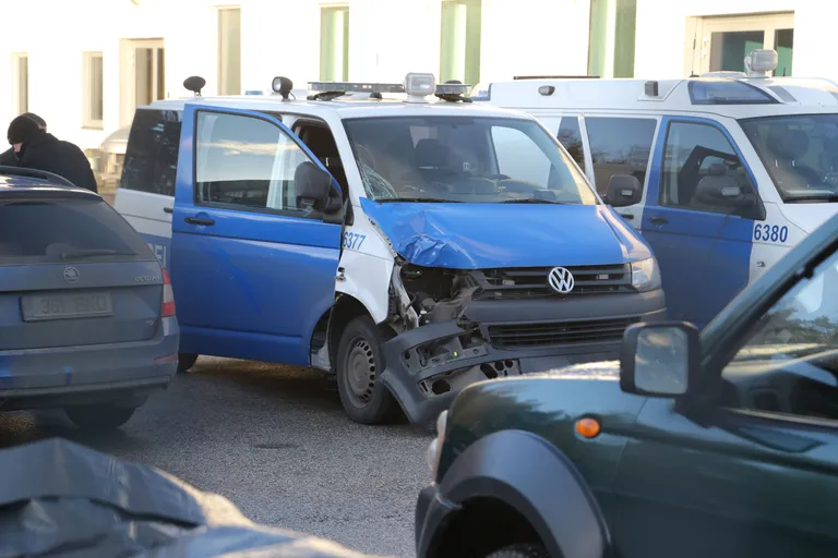 Õnnetusse sattunud politseibuss. Foto: