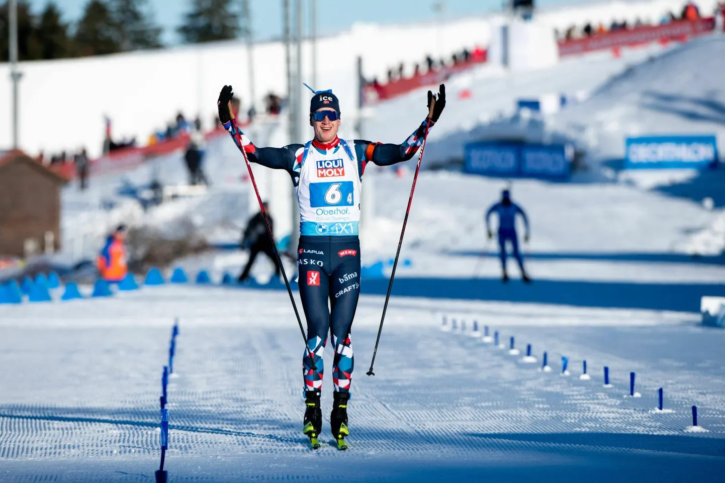 Johannes Thingnes Bø võitis Norra segateatenelikuga Oberhofi MMi esimese kuldmedali.