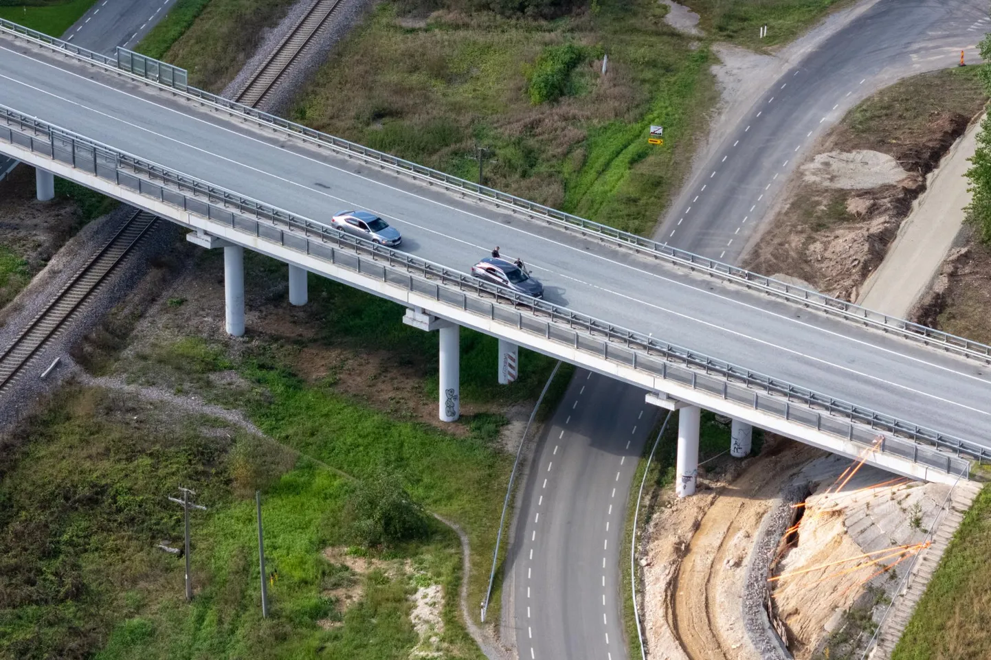 Kadrina viaduktil sõitis Lexus vastu piiret.