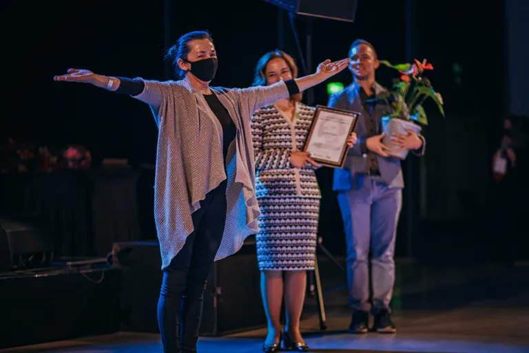 Preemia üleandmine, esiplaanil laureaat Leili Väisa.