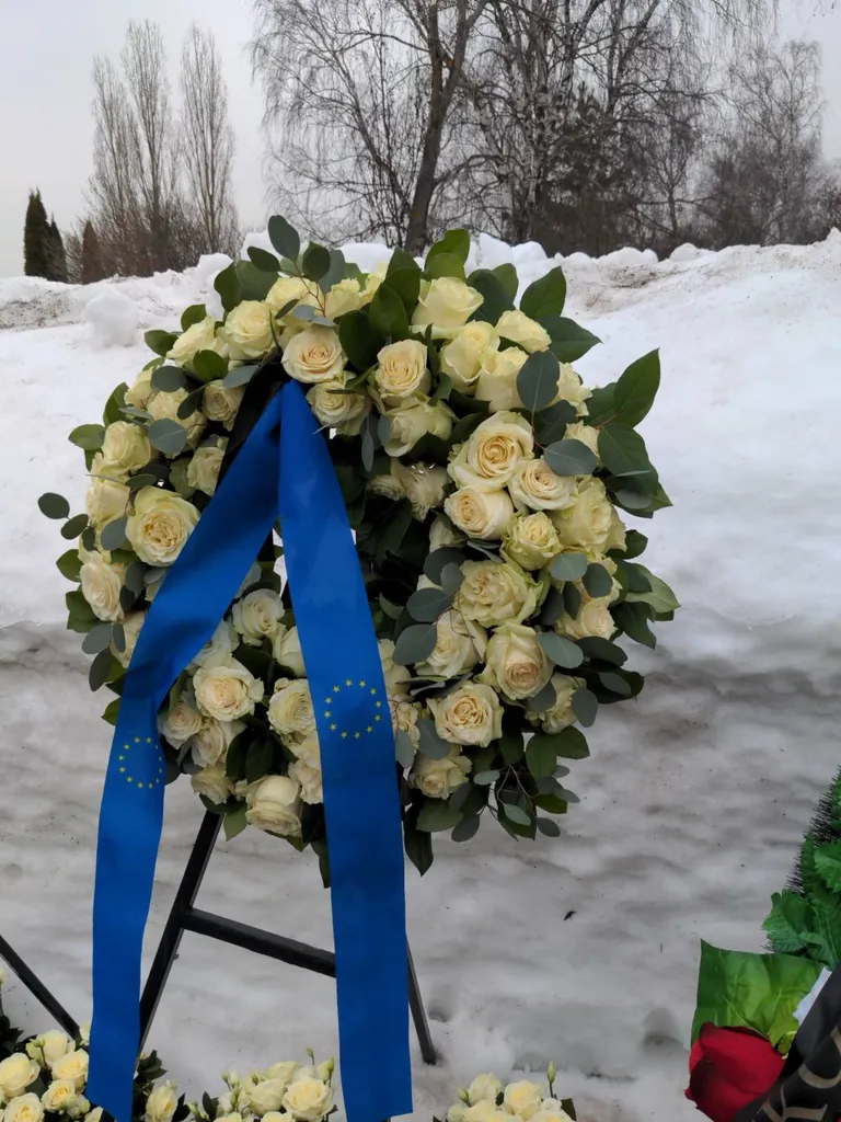 Euroopa Liidu esindajad asetasid Navalnõi hauale ühise pärja.