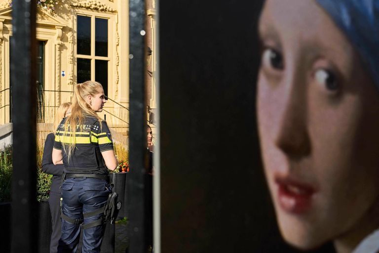 Hollandi politseinik valvab Jan Vermeeri maali «Tütarlaps pärlkõrvarõngaga». Läinud nädalal viskasid kolm meest selle pihta tomatipastat ja kleepisid end siis
seina külge, kolmapäeval mõisteti neile selle eest
vanglakaristus. 