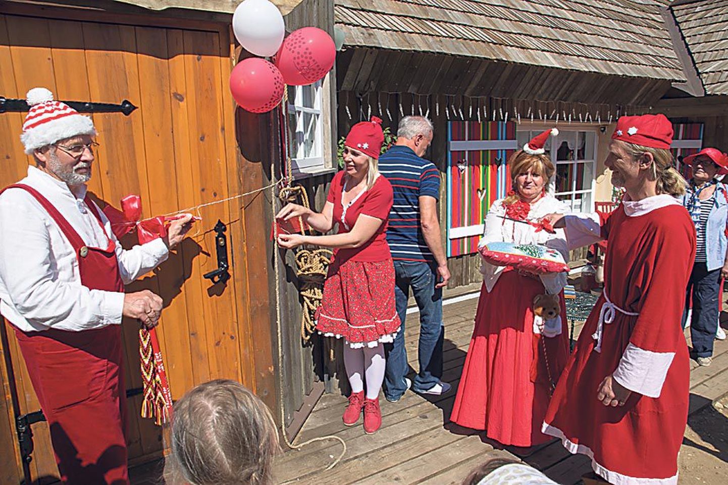 Üks väljavalitud objektidest on Korstna talu Tõstamaa vallas. Pildil on hetk vaatetorni avamisest.