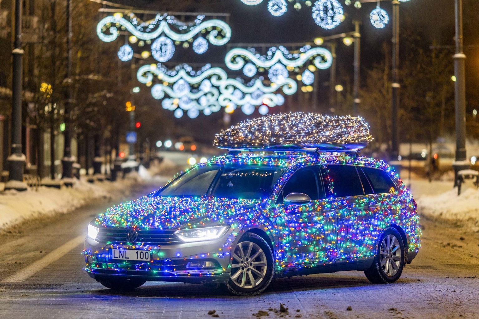 Литовец украсил свой Volkswagen Passat 6000 рождественскими лампочками