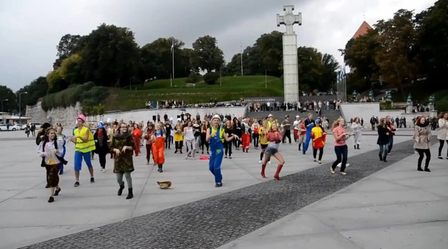 Eestlased korraldasid internetihiti «The Fox» põhjal flash mobi
